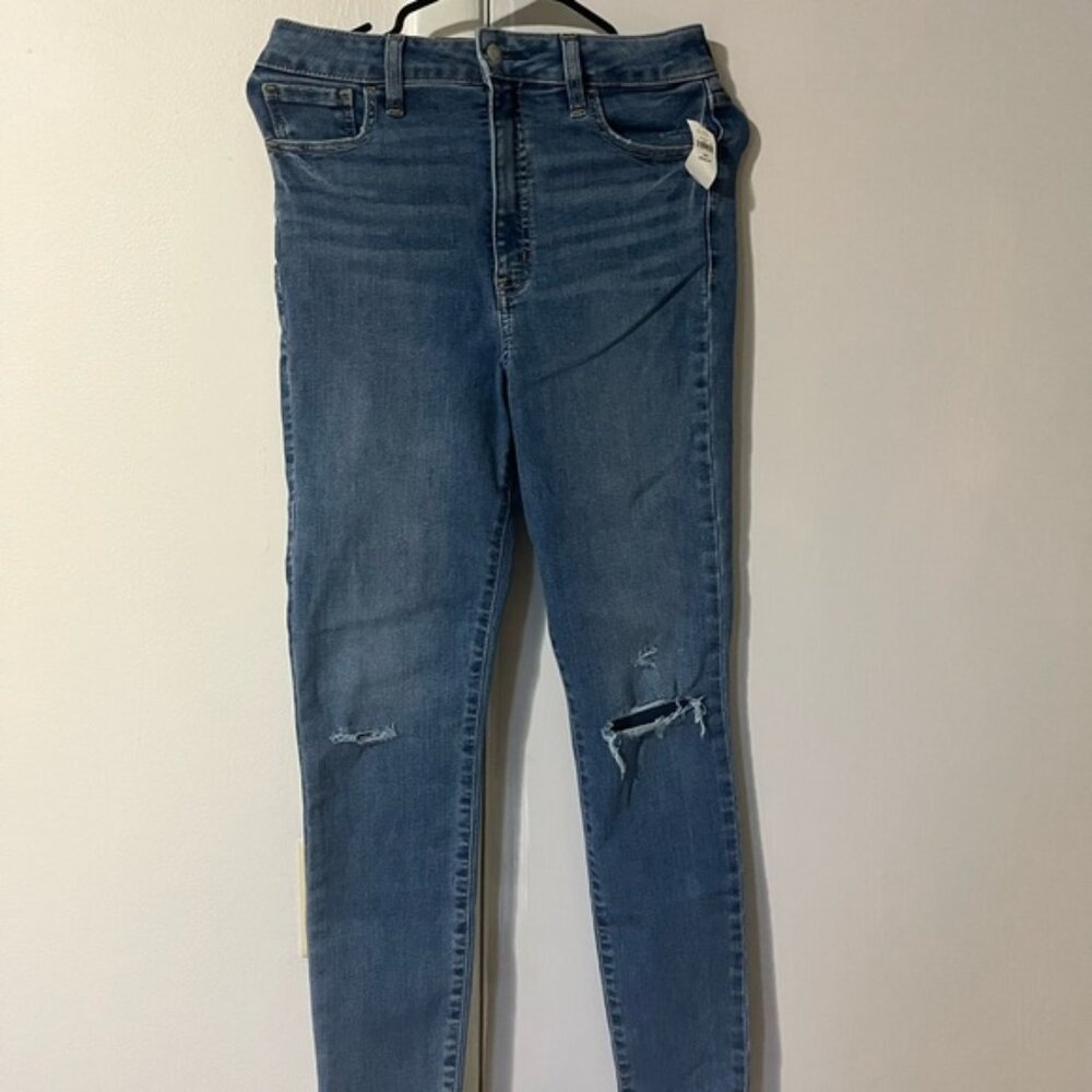 GAP NWT Women's Distressed Blue Skinny Jeans